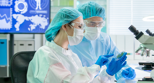 바이오벤처경영 비주얼 이미지 - 연구원2명 현미경과 슬라이스를 보는 모습