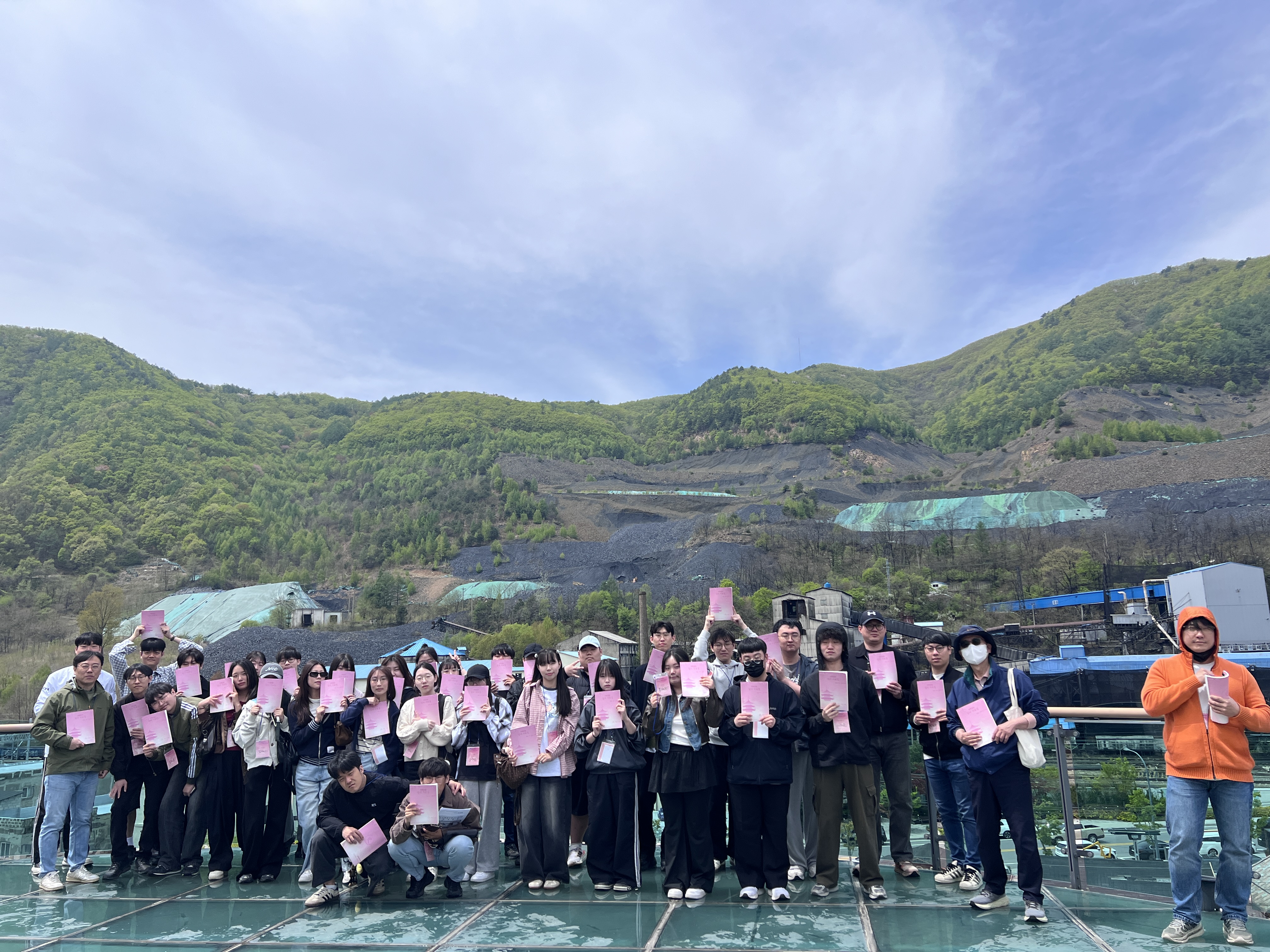20260501 태백 철암탄광역사촌에서 단체사진(1).jpg 첨부 이미지