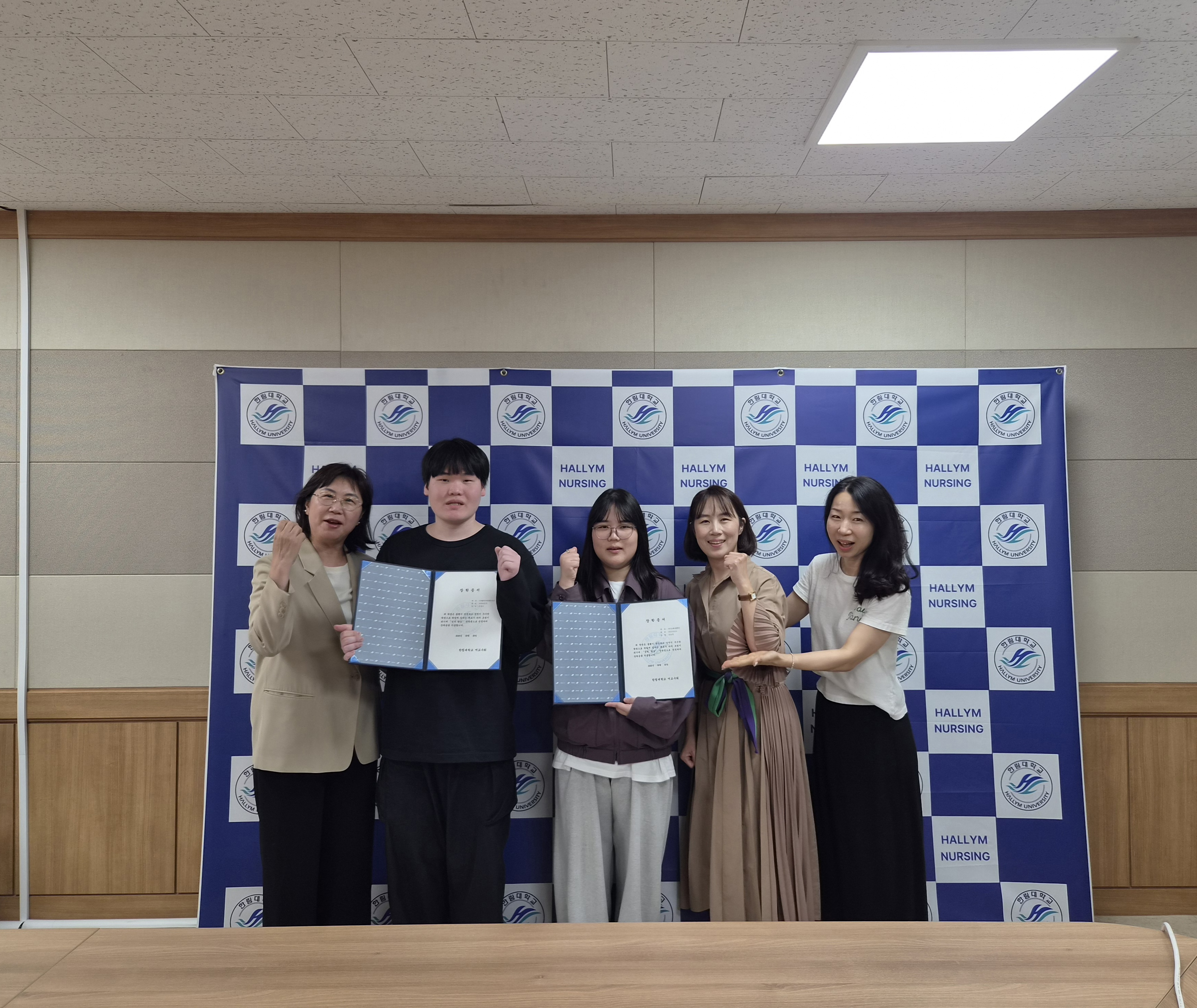 [사진] 한림대학교 여교수회 성적 향상 장학생 장학금 수여식 기념 촬영