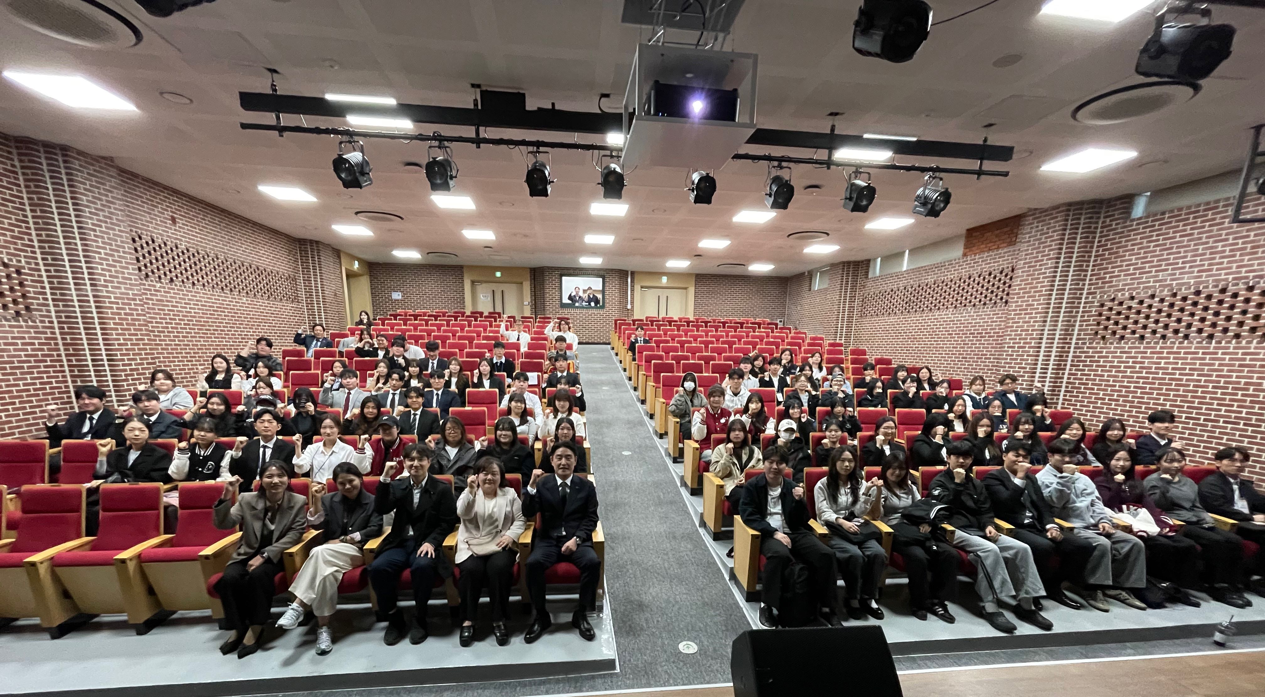 [사진] ‘취업박람회 및 산학협의체 회의’ 기념사진